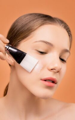 Dermatologista Revela o Erro que Você Comete ao Lavar o Rosto (e Que Envelhece a Pele)