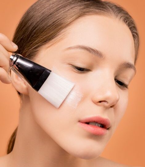 Dermatologista Revela o Erro que Você Comete ao Lavar o Rosto (e Que Envelhece a Pele)